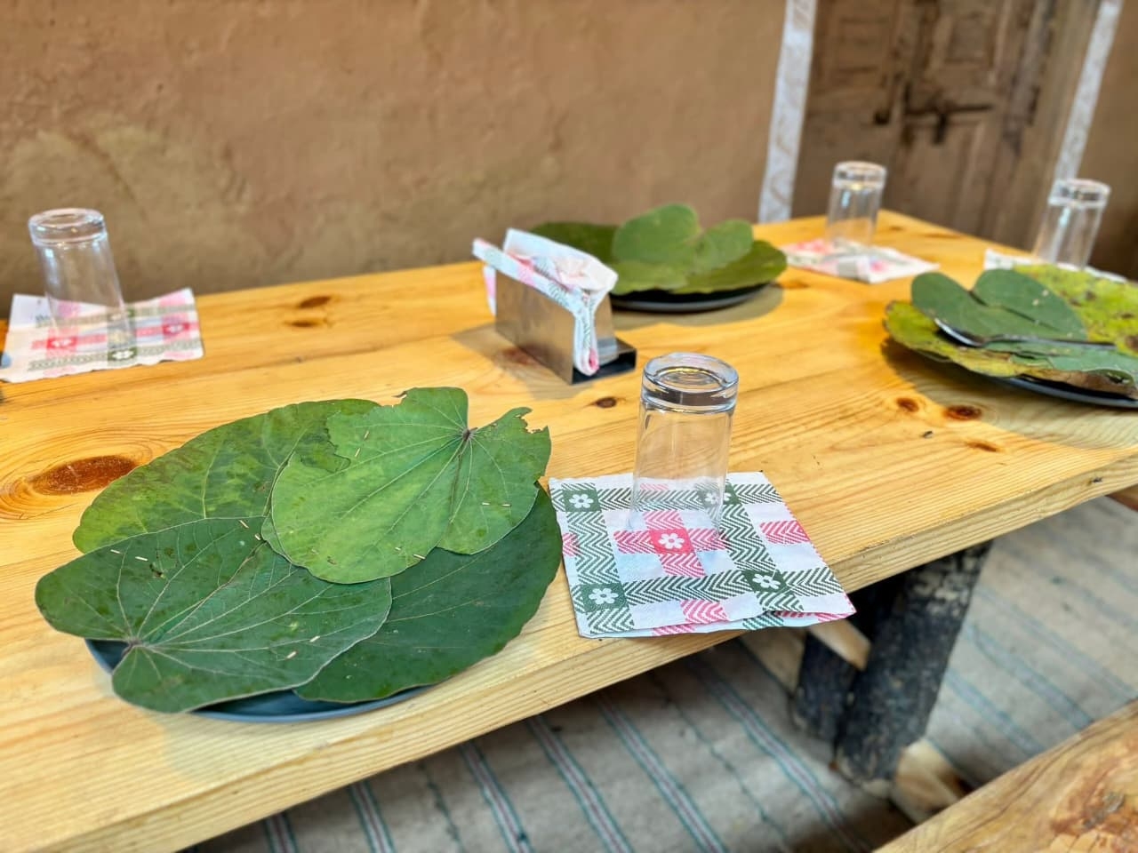 Traditional Chambyali table set with sal-leaf plates and handwoven napkins at a Mystic Village homestay, Khajjiar cluster